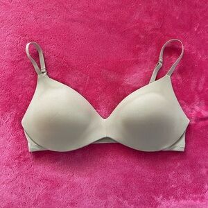 NWOT SKIMS Wireless Push-up Bra